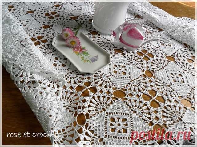 Красивая скатерть крючком из мотивов
Схема: http://prjaga.ru/vyazanie-dlya-doma/salfetki-skaterti/krasivaya-skatert-kryuchkom-iz-motivov