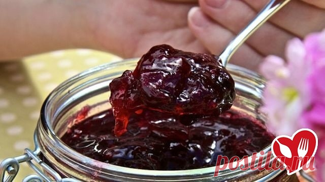 Вишня в желе - Очень вкусно и красиво! 🏻
Хозяюшкам на заметку.
Ингредиенты:

Вишня свежая — 1 кг;
Сахар — 700 г;
Вода кипячёная холодная — 100 мл;
Желатин — 25 г;

Приготовление:
Вишню следует перебрать, промыть водой и удалить косточки.
Сложить в глубокую миску.
Насыпать сверху сахар и оставить вишню на 5-6 часов.
Можно аккуратно перемешать вишню, но я не стала этого делать,
лишь немного встряхнула миску.
В холодную кипячёную воду высыпать желатин.
Миску с вишней постави...