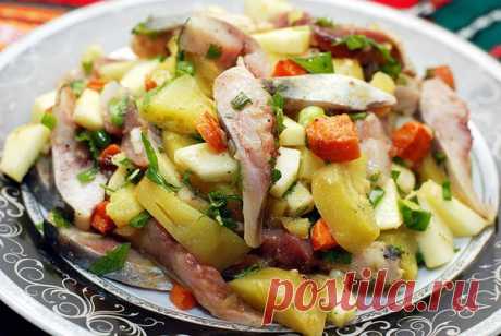 Салат с селедкой и картофелем на Новый год | Наша кухня - рецепты на любой вкус!