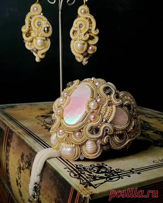 Сложно поверить, что все это -вышивка: жительница Питера создает бесподобные украшения из шёлка, биссера и камней | АРТИзба | Яндекс Дзен