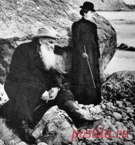 Младшая дочь Толстого - Александра - посвятила свою жизнь отцу. Она выполняла секретарскую работу, освоила стенографию, машинопись. По завещанию Толстого, Александра Львовна получила авторские права на его литературное наследие. На фото: Лев Николаевич Толстой с дочерью Александрой на берегу Черного моря. 1901 год.  |  Жизнь и смерть Льва Толстого. Архивные фото разных лет | РИА Новости