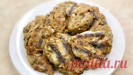 Биточки из тюлечки по-одесски рецепт | Кулинария Вкусные одесские биточки из тюльки за 10 минут. Простой, недорогой и быстрый рецепт.Ингредиенты:   Тюлька - 1 кг (неочищенная) или 500 г. (очищенная)  Заленый лук - 1 пучок  Яйца куриные - 3 шт.  Мука пшеничная - 2 ст.л  Соль - 1 щепотка  Специи - по вкусу СМОТРИТЕ ТАКЖЕ:  ▶ Рыба и...