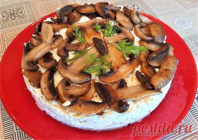 Слоеный салат с куриным филе и грибами Вкуснейший слоеный салат с куриным филе и грибами. Отлично смотрится на праздничном столе, гости от него в восторге!Ингредиенты:куриное филе – 200 гр.;яйца куриные – 2 шт.;картофель – 3 шт.;шампиньоны...
