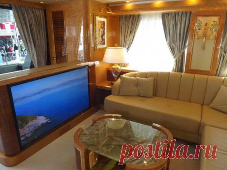 Идеи для малогабариток, позаимствованные у миллионеров | Квартирный вопрос
Малогабаритное жилище может быть красивым, удобным и даже казаться просторным. Лучшие итальянские дизайнеры работают над тем, чтобы «впихнуть невпихнуемое» и сделать маленькие помещения именно такими,  дарящими радость и уют своим хозяевам. А богатые люди со всего мира платят большие деньги за понравившийся объект.