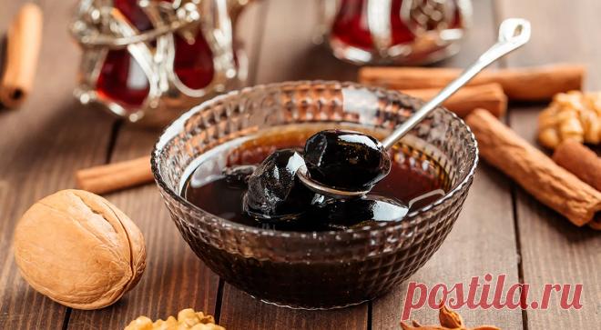 Польза варенья из грецких орехов — читать на Gastronom.ru Там, где выращивают грецкие орехи, говорят, что варенье из них помогает от всех болезней и поднимает даже самого усталого путника. В чем же сила этого удивительного лакомства и как готовят варенье из грецких орехов? - статья на кулинарном сайте Gastronom.ru