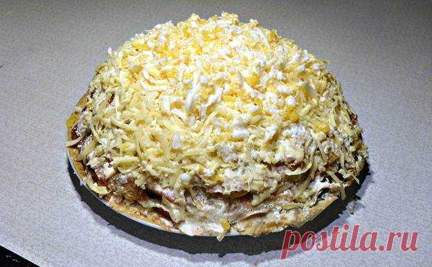 Блинный торт с курицей, грибами и сыром