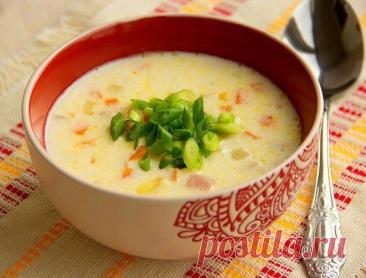 Сырный суп с ветчиной и овощами Ингредиенты:Ветчина — 200 гКартофель — 3-4 шт.Лук репчатый — 1 шт.Морковь — 2 шт.Кукуруза консервированная — 4 ст. л.Сыр сливочный плавленый — 200 гМолоко — 2 стак.Мука пшеничная — 2 ст. л. без горкиМасло сливочное — 50 гМасло...