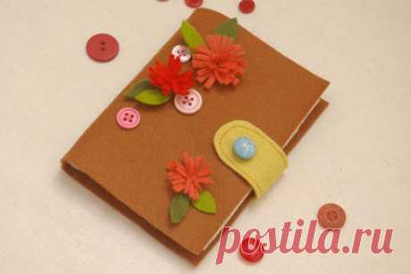 How to Stitch Up a Felt Needle Book - CraftStylish