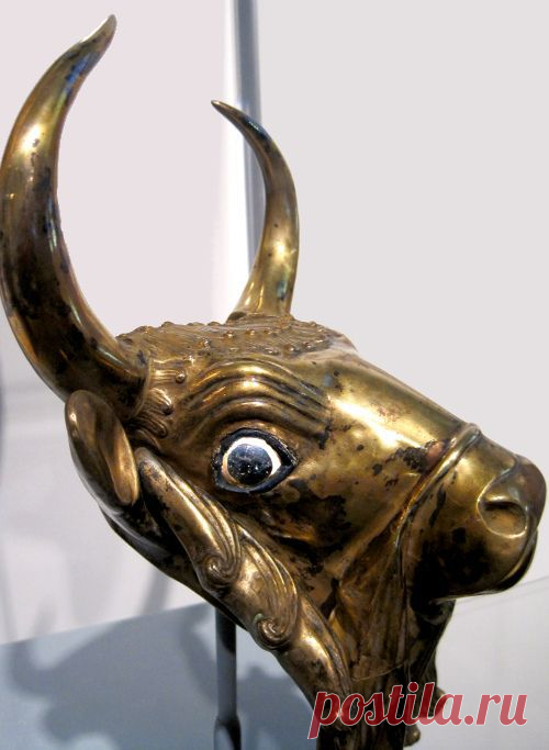 Золотой бык символ месопотамского бога солнца Шамаш. Бык с головой лира Ура является одним из наиболее значимых артефактов, которые проливают свет на ранних месопотамских погребальных ритуалов. Музей археологии и антропологии Пенсильванского университета в Филадельфии, штат Пенсильвания.