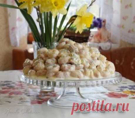 Торт "Дамские пальчики" из заварного теста Торт "Дамские пальчики" состоит из малюсеньких заварных пирожных, которые пропитываются сметанным кремом. Несмотря на то что пирожные из заварного теста ("пальчики") - полые внутри, при разрезании торта они полностью пропитываются кремом. Торт получается в меру сладким, хорошо пропитанным и очень вк