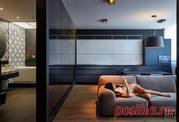 Квартира в Киеве от студии Sirotov Architects Студия Sirotov Architects работала над оформлением интерьера квартиры в Киеве. Апартаменты площадью 76 квадратных метров принадлежат молодому человеку и оформлены в современном стиле. В интерьере доминирует тёмная цветовая гамма, отделка выполнена из натуральных материалов, а декор лишён ненужных деталей. В квартире создана спокойная, сдержанная атмосфера. При этом она отлично подстраивается под желание хозяина поработать в тишине, провести…