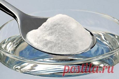 Стакан с солью и уксусом на полу: колдовское или санитарное средство? Стакан со смесью соли, уксуса и воды, оставленный на полу, без труда очистит воздух в квартире от негативной энергии и неприятных запахов.