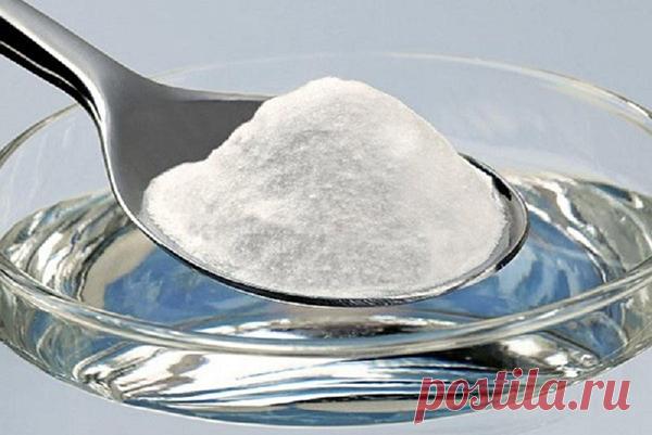 Стакан с солью и уксусом на полу: колдовское или санитарное средство? Стакан со смесью соли, уксуса и воды, оставленный на полу, без труда очистит воздух в квартире от негативной энергии и неприятных запахов.