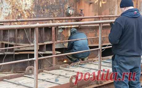 В сахалинском порту три работника погибли при осмотре затопленной баржи. В морском порту Корсаков на Сахалине во время водолазного осмотра плавучего дока погибли три человека, сообщает Дальневосточная транспортная прокуратура.