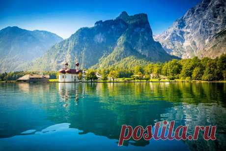 Озеро Блау, Швейцария 😍 Небольшое швейцарское озеро Блаузее является одним из самых романтичных и живописных мест в этой альпийской стране. Местные жители называют его самым голубым из всех голубых озер Швейцарии. Секрет удивительно пронзительного изумрудно-голубого цвета — подземные источники, которые круглогодично питают озеро кристальной водой. Озеро Блау образовалось 15 тысяч лет назад в результате оползня. Огромные валуны в озере и в самом парке были принесены древним ледником.