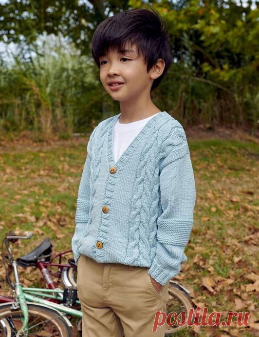 Жакет кофточка кардиган спицами с косами для мальчика Размеры: на 4 (6) 8 (10) 12 летВам потребуется: 5 (6) 7 (8) 9 мотков светло-голубой пряжи (65% вискозы, 35% полиамида; 145 м/50 г); спицы № 4,5; 4 деревянные пуговицы.Техника вязания.Резинка: вязать попеременно 2 лицевые 2 изнаночные.Лицевая гладь: лицевые ряды – лицевые петли, изнаночные...