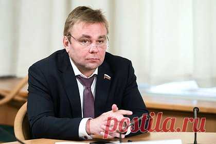 Космонавт прокомментировал данные о ядерном оружии России в космосе. Сообщения о том, что Россия планирует разместить в космосе ядерное оружие, являются голым фейком. Об этом заявил член комитета Госдумы по транспорту и строительству, летчик-космонавт Максим Сураев. Он напомнил, что подобные действия запрещены на международном уровне Договором о нераспространении ядерного оружия.