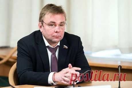 Космонавт прокомментировал данные о ядерном оружии России в космосе. Сообщения о том, что Россия планирует разместить в космосе ядерное оружие, являются голым фейком. Об этом заявил член комитета Госдумы по транспорту и строительству, летчик-космонавт Максим Сураев. Он напомнил, что подобные действия запрещены на международном уровне Договором о нераспространении ядерного оружия.