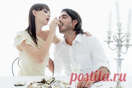 И он не устоит! 12 несексуальных способов возбудить мужчину Всем известны вещи, которые заводят большинство мужчин: обнаженные тела, фото обнаженных тел, видео обнаженных тел, собственная нагота… Список практически бесконечен и во многом связан с голыми телами. Но бывают и другие способы их раззадорить, и вот самые действенные. 18+ 1. Песня, которая напоминает ему о прошлом      Может, именно под нее он когда-то стал мужчиной. У каждого есть песни для соответствующего наст...