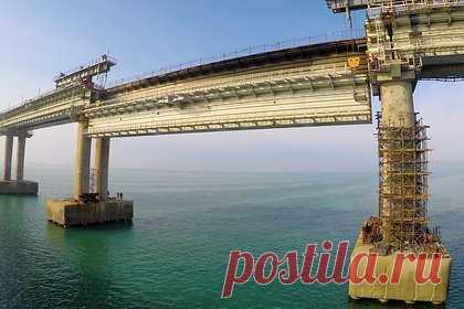 Сложные этапы по восстановлению железнодорожной части Крымского моста завершили. Начальник Упрдор «Тамань» Никита Храпов заявил о завершении всех самых сложных этапов по восстановлению железнодорожной части Крымского моста. По слова представителя Федерального дорожного агентства, сейчас ведутся работы по устройству верхнего строения пути, инженерным коммуникациям и водоотводу.