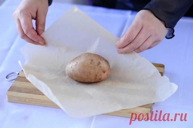 Зачем опытные хозяйки кладут чищенную картошку в обувь: совет, который пригодится каждому