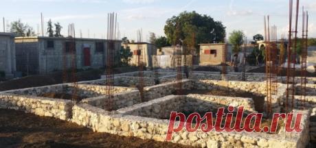Фундамент дома из природного камня: бутовый цоколь
Главные отличия бутового фундамента
Как известно, железобетон практически идеально совмещает в себе такие свойства строительных материалов, как прочность на сжатие и устойчивость к изгибающим воздействиям. Это позволяет возводить на бетонном основании постройки значительной массы, пренебрегая при этом неоднородностью нижележащих слоёв грунта. Но в ряде случаев нет необходимости обеспечивать оба эти условия.
Бутовый фундамент — это кладка из о