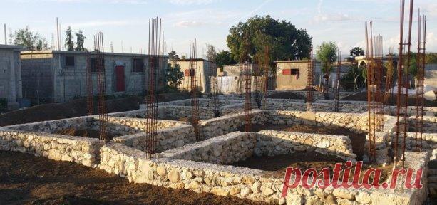 Фундамент дома из природного камня: бутовый цоколь
Главные отличия бутового фундамента
Как известно, железобетон практически идеально совмещает в себе такие свойства строительных материалов, как прочность на сжатие и устойчивость к изгибающим воздействиям. Это позволяет возводить на бетонном основании постройки значительной массы, пренебрегая при этом неоднородностью нижележащих слоёв грунта. Но в ряде случаев нет необходимости обеспечивать оба эти условия.
Бутовый фундамент — это кладка из о