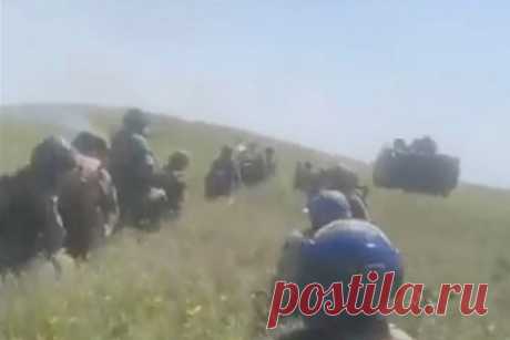 Попытка наступления ВСУ в сторону Херсона попала на видео. Новая попытка наступления Вооруженных сил Украины (ВСУ) в сторону Херсона попала на видео. В сообщении Telegram-канала говорится, что бойцы ВСУ «ползают по полям под огнем российской артиллерии». Также показано, как впереди на возвышенность поднимаются польские танки Т-72М1. Потом выезжают боевые машины пехоты YPR-765.