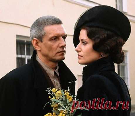 Гениальные цитаты из романа «Мастер и Маргарита».
---------------------------------
Когда Михаил Афанасьевич Булгаков писал роман о Мастере, едва ли он предполагал, что создает самое значимое произведение русской литературы ХХ века.

Помилуйте... Разве я позволил бы себе налить даме водки? Это чистый спирт!
***
Мы говорим с тобой на разных языках, как всегда, но вещи, о которых мы говорим, от этого не меняются.
***
Недоброе таится в мужчинах, избегающих вина, игр, общества...