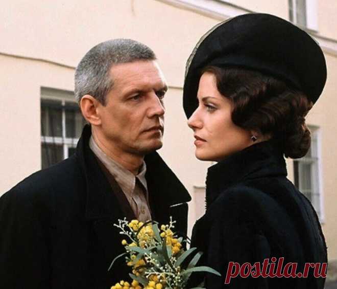 Гениальные цитаты из романа «Мастер и Маргарита».
---------------------------------
Когда Михаил Афанасьевич Булгаков писал роман о Мастере, едва ли он предполагал, что создает самое значимое произведение русской литературы ХХ века.

Помилуйте... Разве я позволил бы себе налить даме водки? Это чистый спирт!
***
Мы говорим с тобой на разных языках, как всегда, но вещи, о которых мы говорим, от этого не меняются.
***
Недоброе таится в мужчинах, избегающих вина, игр, общества...