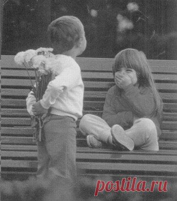 ...у слова «простить» есть определенная связь – и фонетическая, и смысловая – со словом «просто». Обратите внимание, когда отношения между людьми начинают портиться, говорят, что они усложняются, т.е. теряют свою простоту и ясность: мы не можем просто поглядеть друг другу в глаза, просто улыбнуться друг другу, просто поговорить. А когда кто-то из нас произносит слово «прости», это означает следующее: ..