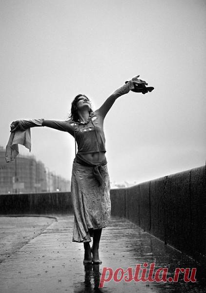 Люблю мечтать под шум дождя,
Смотреть на капли на стекле,
Люблю побыть внутри себя…
Чтоб чашка кофе на столе.

Полностью, в подробнее...