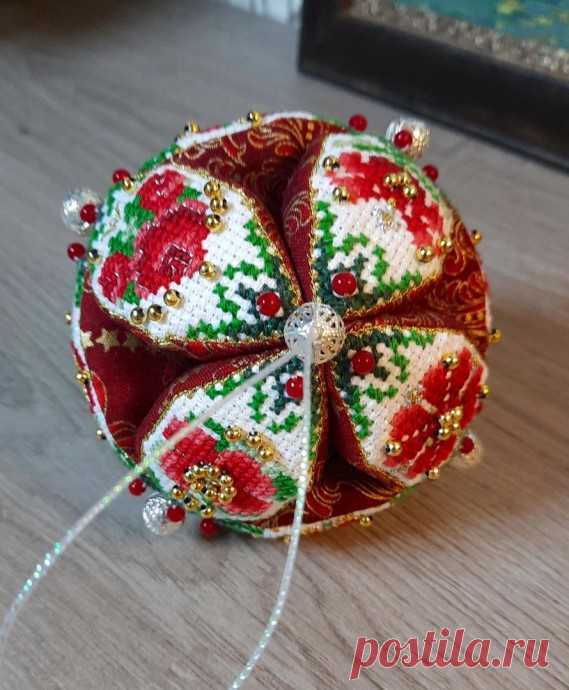 ​Необычные вышитые новогодние шары