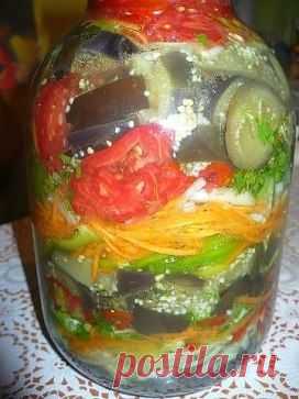 Баклажаны по-корейски (в банку, очень вкусно!)
Все ингридиенты примерно: 
2 кг баклажан режем кольцами по 1 см. Закипятить воду 3л, 1ст.л соли+0,5 ч.л укс.эссенции, бросаем баклажаны в 3 этапа, как только закипят, смотрим пока не изменится цвет, вынимаем и бросаем новую партию. Откидываем стечь жидкости. Трем на корейской терке 3 средние моркови, 3 луковицы полукольцами, 3 перчины болгарских(разного цвет
