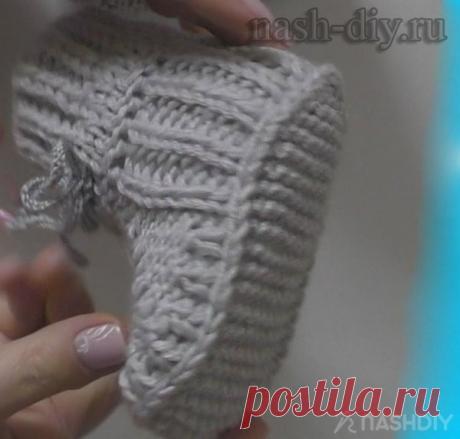Вязаный пинетки на двух спицах с бесшовной подошвой Вязаный пинетки на двух спицах с бесшовной подошвойКак связать спицами пинетки для начинающих; Видео уроки по вязанию пинеток спицами для начинающих.