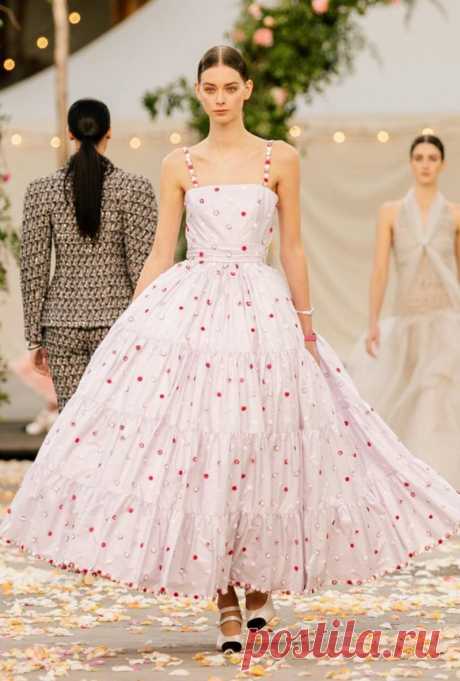 Шанель весна-лето 2021 – коллекция от Кутюр - FashionView.ru - ВСЯ МОДА В ДЕТАЛЯХ Беззаботный и элегантный дух оживляет коллекцию Шанель от Кутюр Весна-лето 2021, продуманную креативным директором дома моды Шанель Виржинией Виар