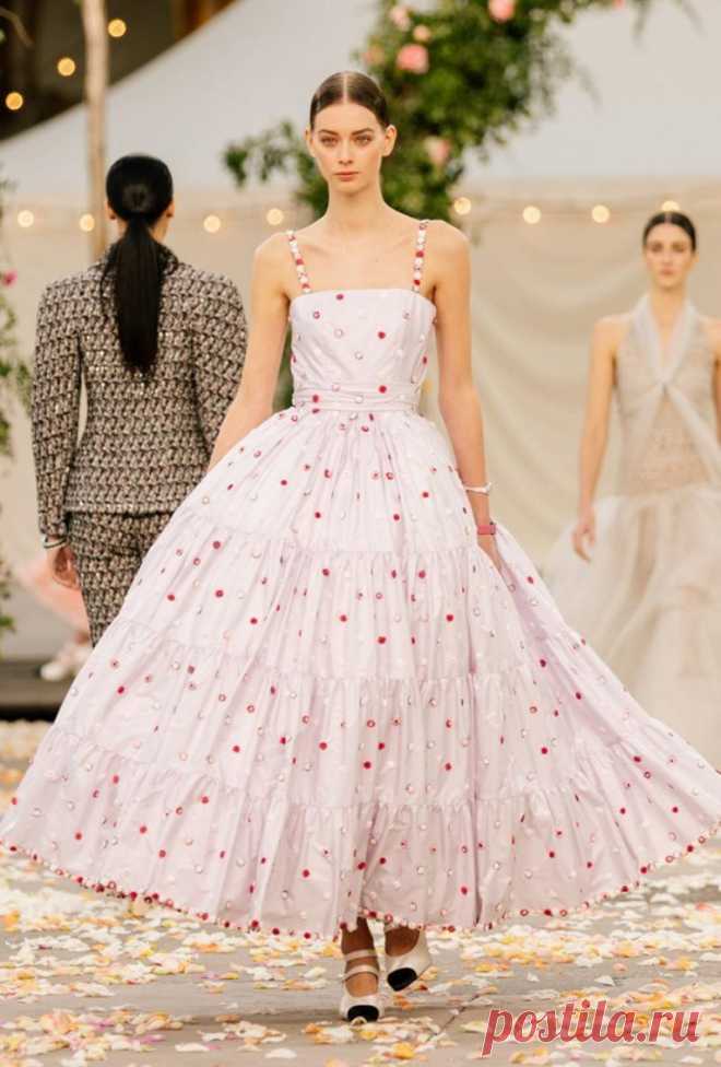 Шанель весна-лето 2021 – коллекция от Кутюр - FashionView.ru - ВСЯ МОДА В ДЕТАЛЯХ Беззаботный и элегантный дух оживляет коллекцию Шанель от Кутюр Весна-лето 2021, продуманную креативным директором дома моды Шанель Виржинией Виар