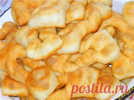 Таратушки на кефире!! Я принесла вам снова очень вкусный и незамысловатый рецепт! Эти пышечки не оставят никого равнодушными. Особенно они нравятся детям!
Вам потребуется:
1.5 стакана кефира.простокваши или кислого молока.1 яйцо
3 ст. ложки сахара
2 ст. ложки растительного масла
0.5 ч. ложки соли
0.5 ч. ложки соды
муки примерно 2-3 стакана(это примерное количество муки.если тесто липнет к рукам подсыпать еще).
по желанию пакетик ванильного сахара.
Как готовить:
1. Замесить мягкое тесто(только чт