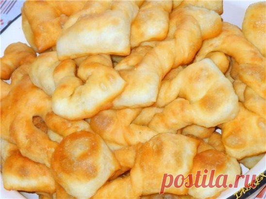 Таратушки на кефире!! Я принесла вам снова очень вкусный и незамысловатый рецепт! Эти пышечки не оставят никого равнодушными. Особенно они нравятся детям!
Вам потребуется:
1.5 стакана кефира.простокваши или кислого молока.1 яйцо
3 ст. ложки сахара
2 ст. ложки растительного масла
0.5 ч. ложки соли
0.5 ч. ложки соды
муки примерно 2-3 стакана(это примерное количество муки.если тесто липнет к рукам подсыпать еще).
по желанию пакетик ванильного сахара.
Как готовить:
1. Замесить мягкое тесто(только чт