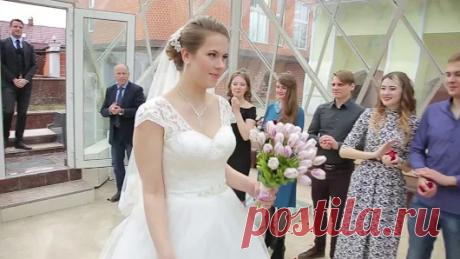 Почему празднование вашей #свадьбы в #ЭкотельСнегирек  - это хороший знак? Потому что символ отеля - птица Снегирь, который, согласно легендам,  являет собой любовь! А еще, мы встречаем молодых колокольным звоном нашей часовни! 
 В данном  ролике можно увидеть центральный вход на территорию отеля, малую прогулочную  зону и один из банкетных залов. Звоните (925) 382-53-72