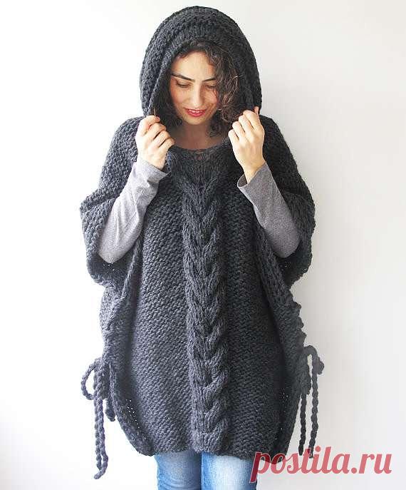 Стильное пончо с капюшоном — универсальная и уютная вязаная одежда . Милая Я