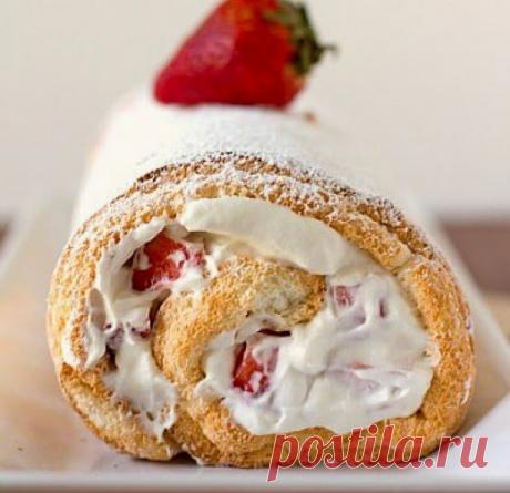 Кулинарные рецепты : Бисквитный рулет с клубникой и сливками