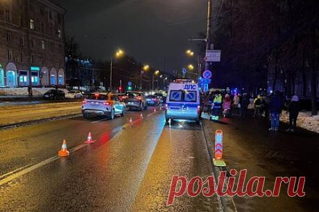 Сбившую мать с детьми в Москве женщину ранее лишили водительских прав за ДТП. Женщину, которая сбила мать с двумя детьми, полтора года назад уже лишали прав на четыре месяца из-за ДТП. В январе 2021 года она столкнулась с автомобилем Mercedes в центре столицы. В августе этого года владельцу пострадавшей машины удалось взыскать с виновницы аварии два миллиона рублей.