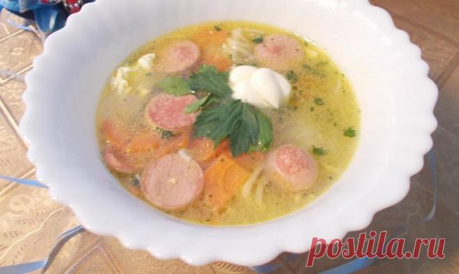 Суп «Студенческий»
В советской кулинарной книге этот рецепт не встретить, но любой студент, который учился тогда, прекрасно его помнит. Все начинается с чистки картошки (0,5 кг). акже требовалось граммов триста сосисок, морковка, луковица и два плавленых сырка. Когда вода закипала, туда бросали мелконарезанные лук и морковку. Сосиски тоже измельчали, обычно нарезали кружочком – так проще. В самом конце наступала очередь плавленых сырков.