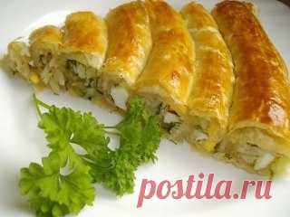 Пирог из слоеного теста с рисом и яйцом
