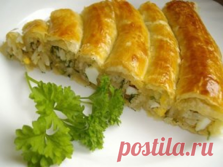 Пирог из слоеного теста с рисом и яйцом
