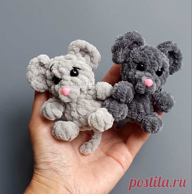 PDF Мышонок крючком. FREE crochet pattern; Аmigurumi toy patterns. Амигуруми схемы и описания на русском. Вязаные игрушки и поделки своими руками #amimore - мышь, маленькая мышка из плюшевой пряжи, плюшевый мышонок.