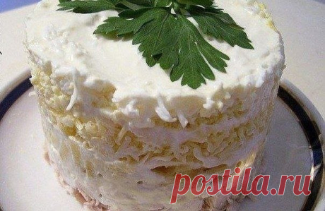 Салат "Оля-ля"

Ингредиенты:

Грудка куриная (вареная) — 1 шт
Яблоко (лучше с кислинкой, крупное) — 1 шт
Сыр твeрдый — 200 г
Яйцо — 3 шт
Сметана
Майонез
Соль

Приготовление:

Куриную грудку, отваренную в подсоленной воде, нарезаем мелкими кусочками или разбираем на волокна, укладываем первым слоем на дно салатника. Смазываем курицу смесью сметаны и майонеза. В оригинале сметана с майонезом берутся в равных пропорциях, но сегодня я добавляла майонеза совсем чуть-чуть, буква...