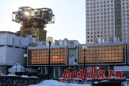 Астролог объяснила признание астрологии лженаукой ретроградным Меркурием. Елена Мун встала в одиночный пикет у здания Российской академии наук (РАН) с плакатом, на котором было написано: «Важные решения в период ретроградного меркурия желательно не принимать». По мнению москвички, со стороны академиков было ошибкой идти на подобные шаги в такой период.