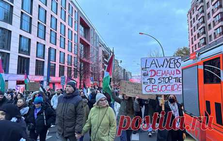 В Берлине несколько тысяч человек вышли на акцию в поддержку Палестины. Демонстранты прошли шествием от главного вокзала через улицы Фридрихштрассе и Ляйпцигер-штрассе до парка Тиргартен